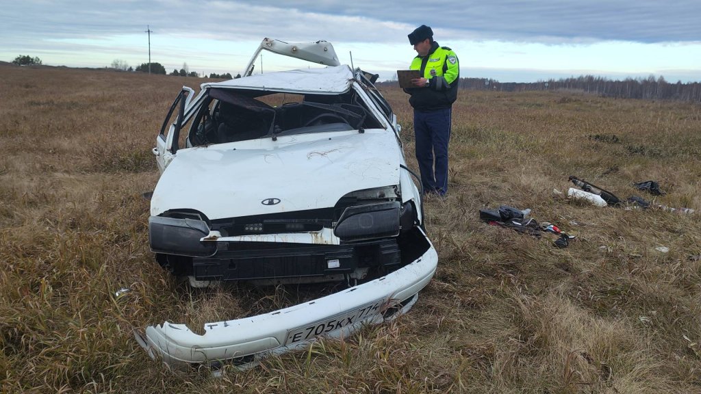 Пьяный юноша подвозил знакомых девушек, устроил ДТП и сбежал, бросив их (ФОТО)