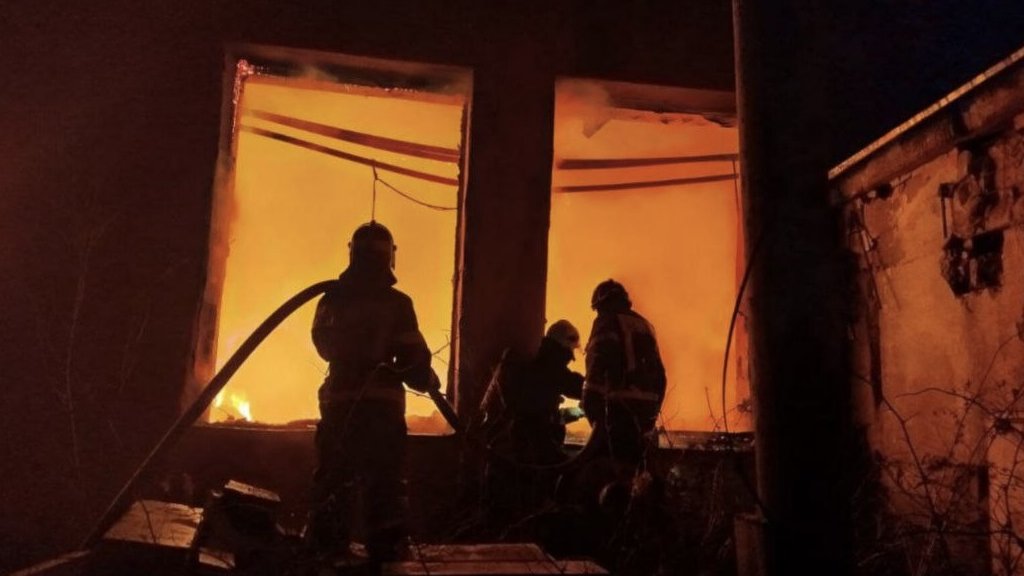 Пол Екатеринбургом крупный пожар – сгорел склад стройматериалов