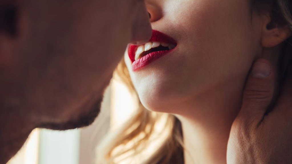 «Прививка» иммунитету и защита для зубов: врач объяснил неожиданную пользу поцелуев