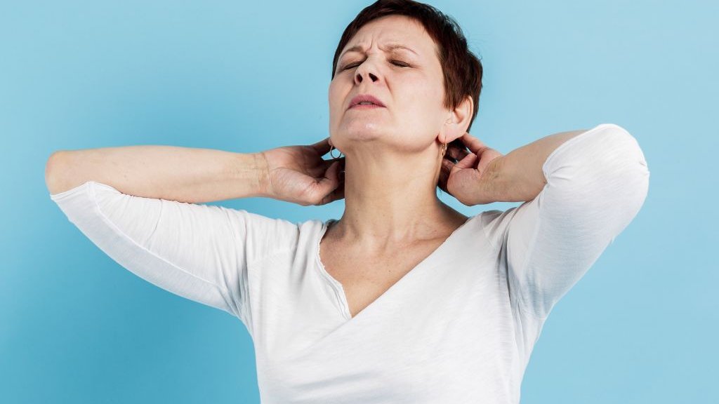 Когда хруст шеей может привести к инсульту: предупреждение врача-невролога