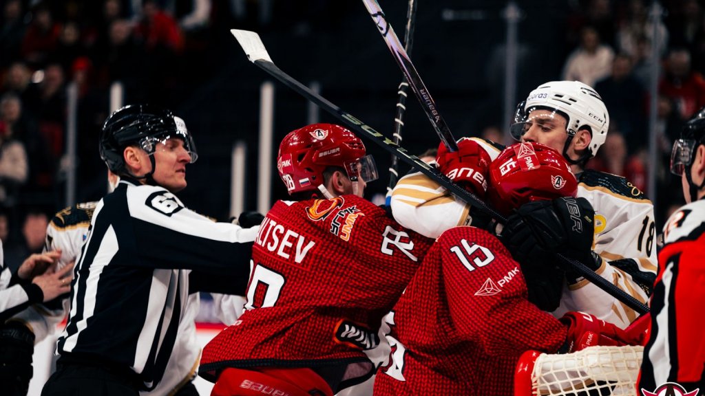 «Автомобилист» проиграл домашний матч аутсайдеру КХЛ. Фанаты кричали: «Что происходит?»