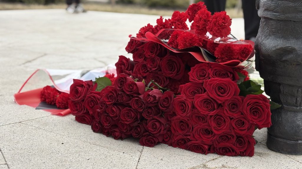 Артем Жога возложил цветы к памятнику Герою России Владимиру Жоге в Волновахе