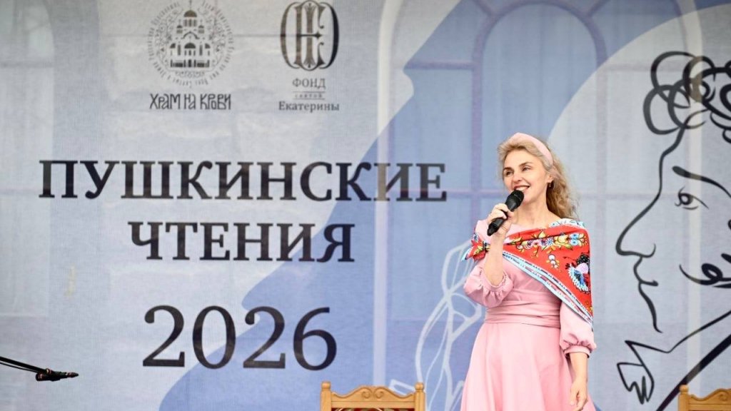 В Екатеринбурге у храма десятки людей вслух читали Пушкина