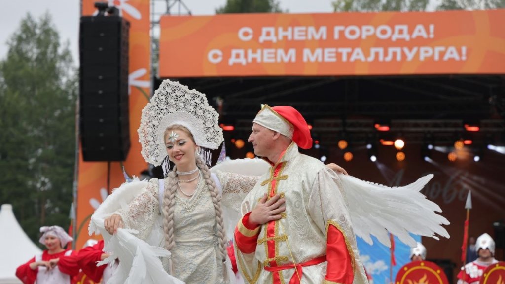 32 свадьбы сыграли в честь Дня металлурга в Верхней Пышме