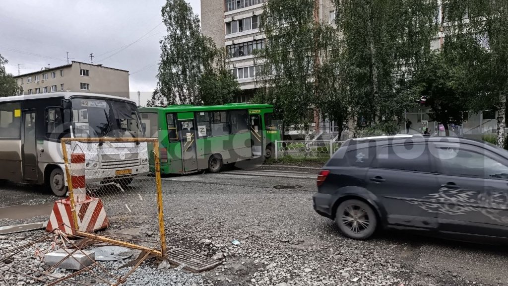 В Екатеринбурге водитель автобуса врезался в забор, чтобы не сбить самокатчика (ФОТО)